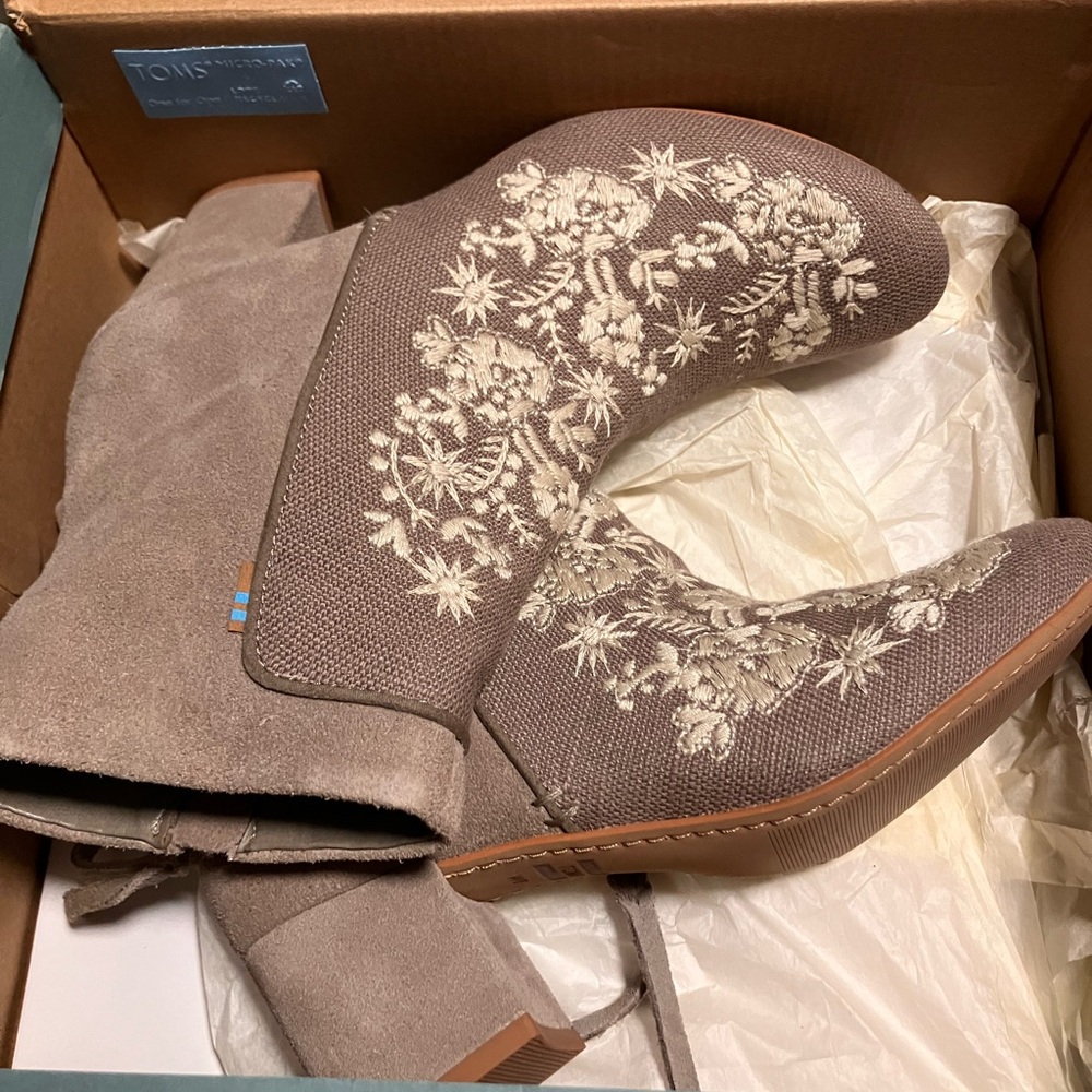 These are very comfortable size 6 wide Tom ankle boots